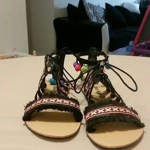 Pom,pom sandals